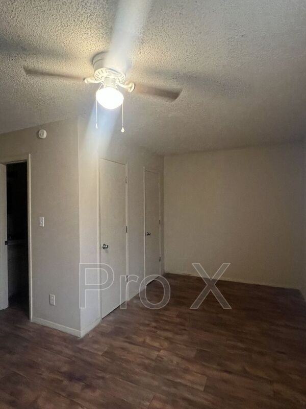 928 Goetz Blvd #4 - Photo 4 of 17