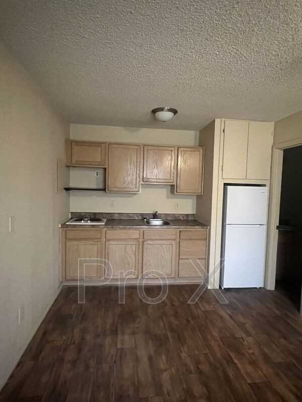 928 Goetz Blvd #4 - Photo 5 of 17