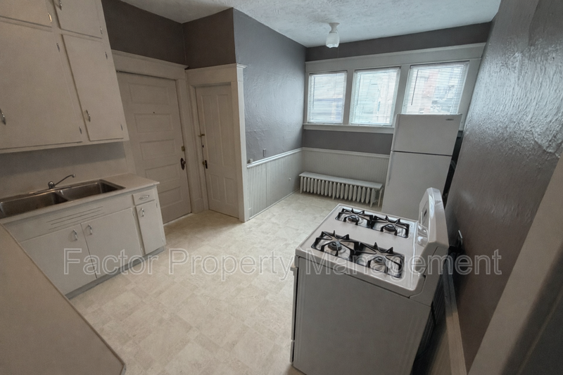 315 E Cherry St - Photo 7 of 13