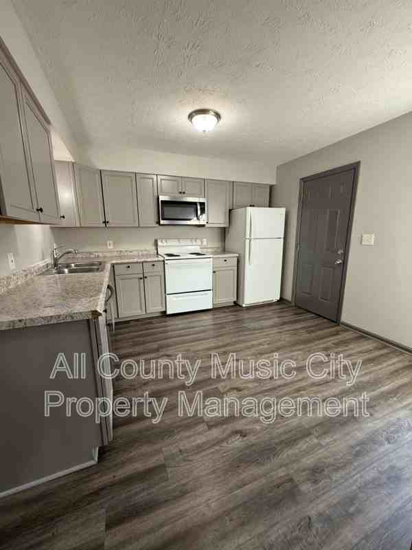 3120 Creekwood Dr - Photo 2 of 6