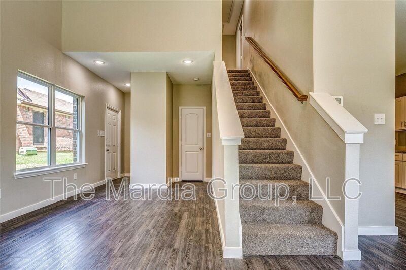 1110 Woburn Dr - Photo 3 of 37