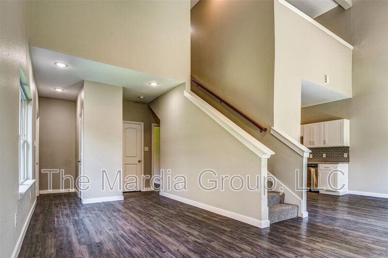 1110 Woburn Dr - Photo 4 of 37