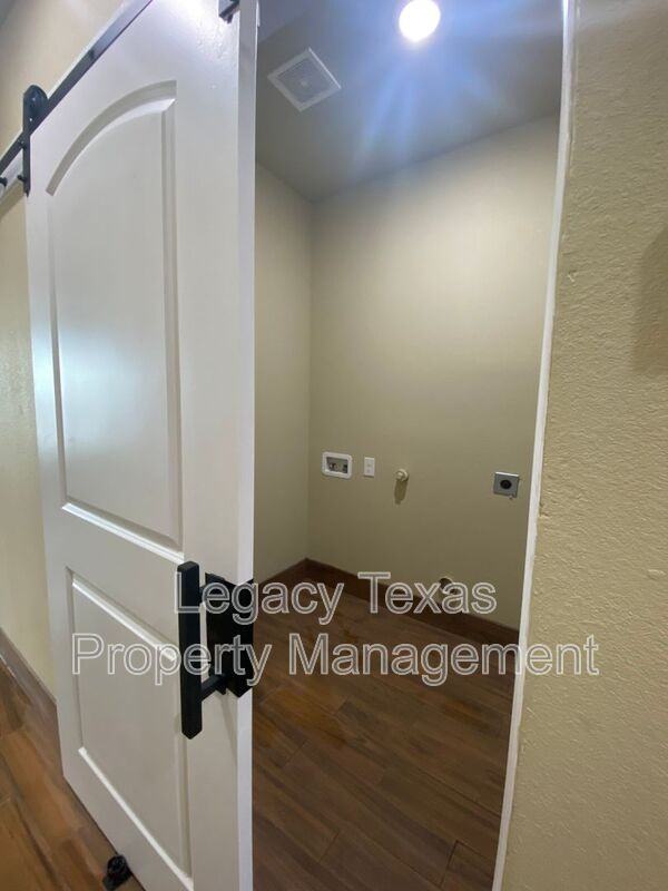 103 Sabine Ave - Photo 3 of 28