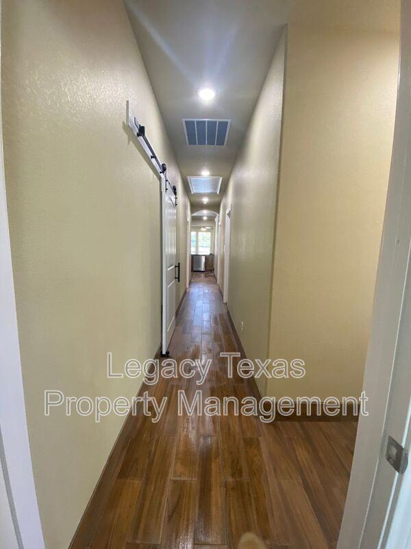 103 Sabine Ave - Photo 4 of 28