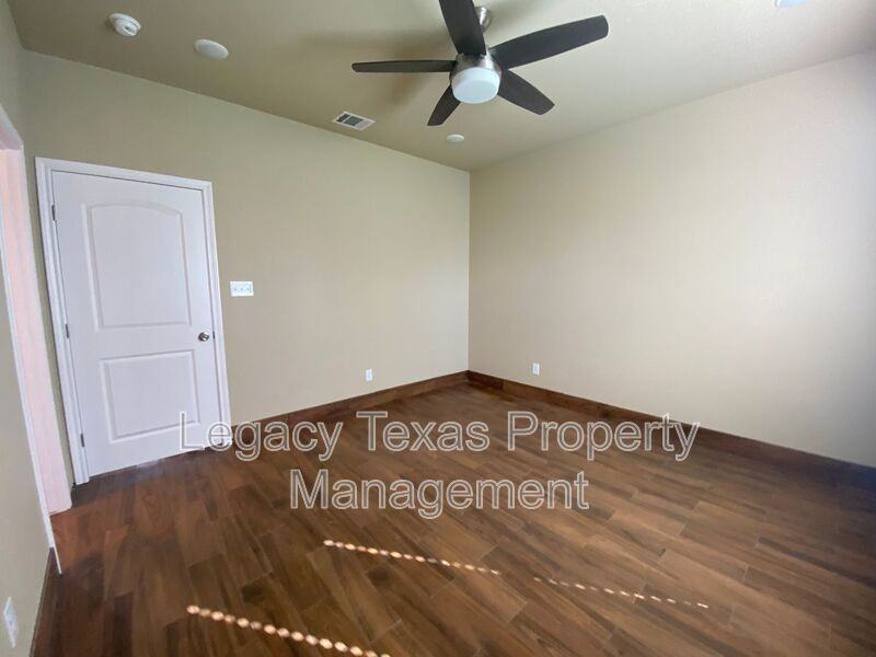 103 Sabine Ave - Photo 7 of 28