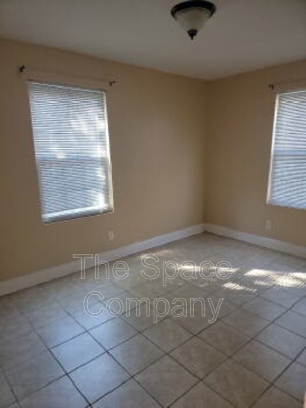 995 King St #B - Photo 7 of 12