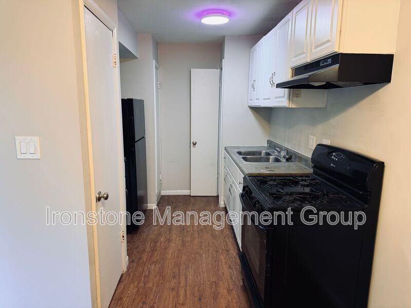 109 S 9th St #203 - Photo 5 of 9