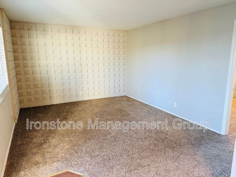 109 S 9th St #203 - Photo 7 of 9