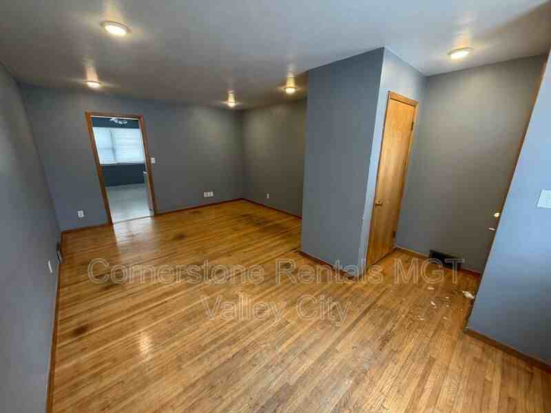 615 10th Ave Sw - Photo 3 of 13