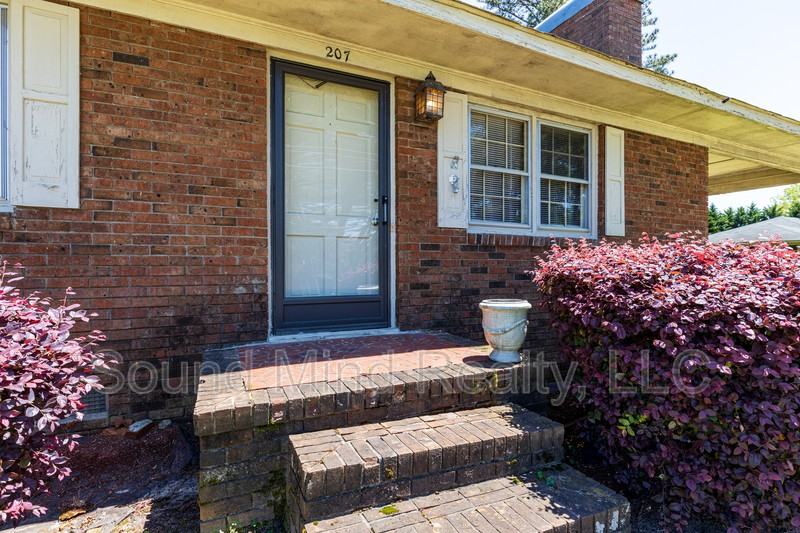 207 S Alston St - Photo 3 of 50