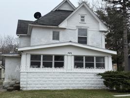 featured image of 723 W 1st St