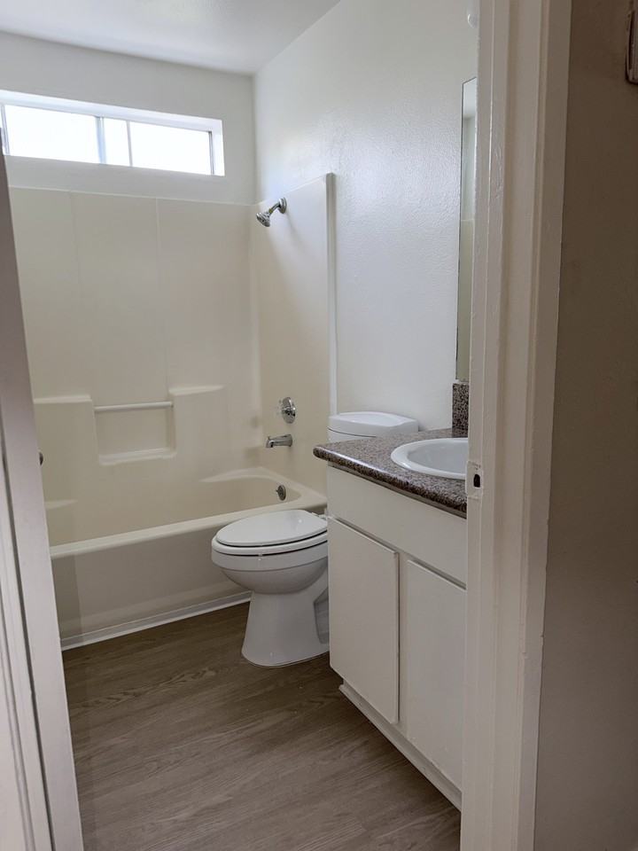 748 Minor St #748F - Photo 3 of 6