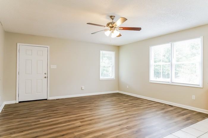 16417 Waterbury Ln - Photo 3 of 12