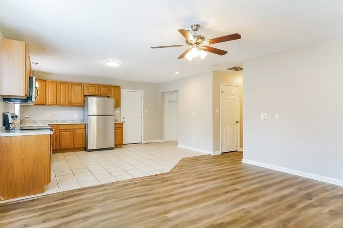 16417 Waterbury Ln - Photo 4 of 12