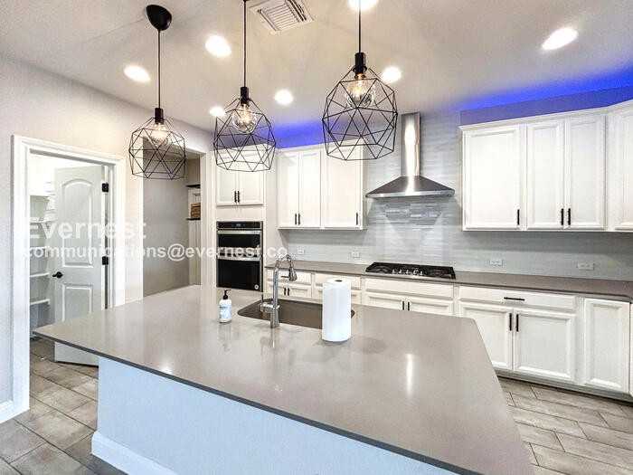 416 Spoleto Dr - Photo 3 of 33