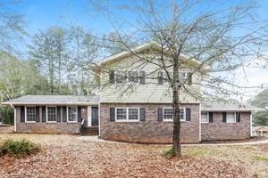 featured image of 2531 Country Club Dr