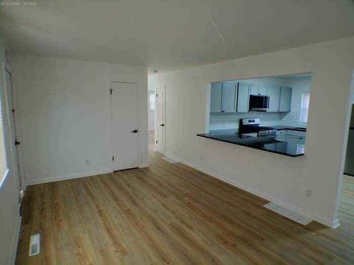 3126 Longwood Ave - Photo 4 of 15