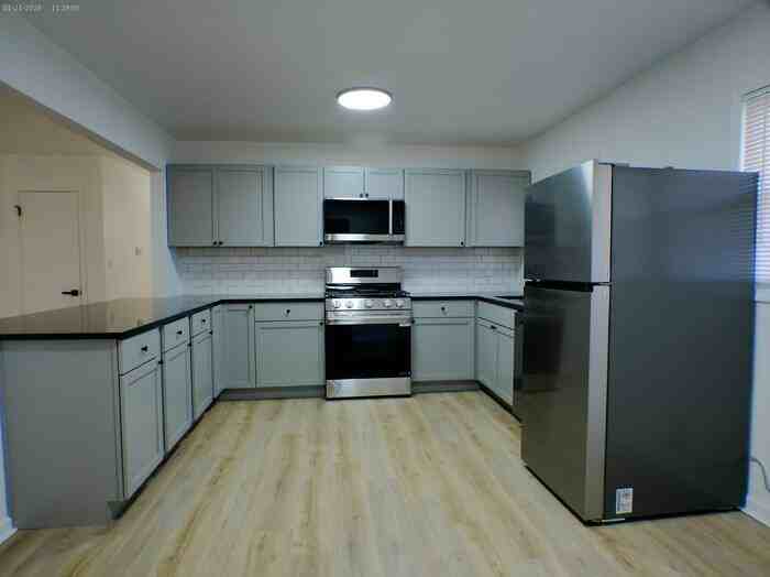 3126 Longwood Ave - Photo 7 of 15