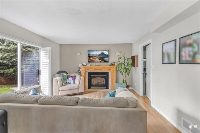 6472 138 St #1 - Photo 4 of 19