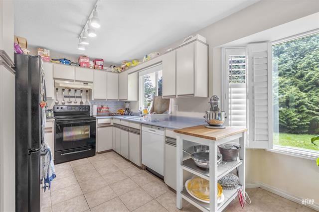 6472 138 St #1 - Photo 5 of 19