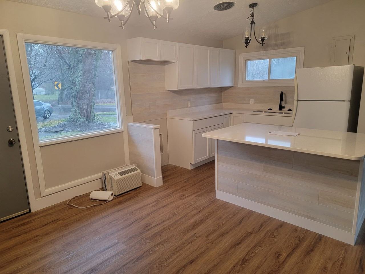 1196 Thorndale Dr #NA - Photo 4 of 20