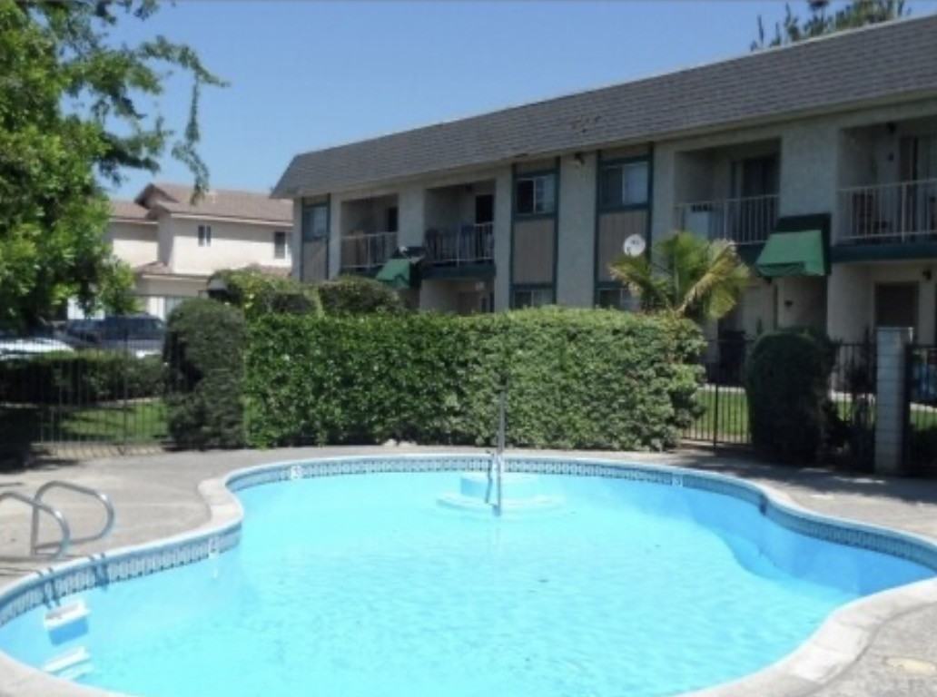 455 S Campus Ave #J - Photo 2 of 7