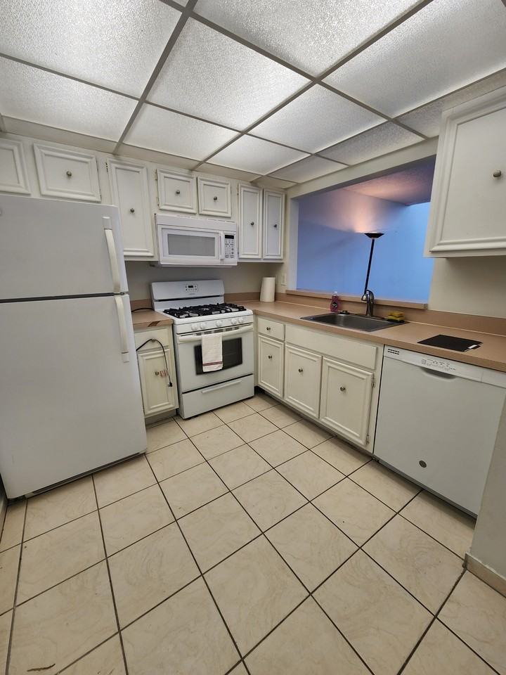 18111 Nw 68th Ave #H208 - Photo 6 of 50