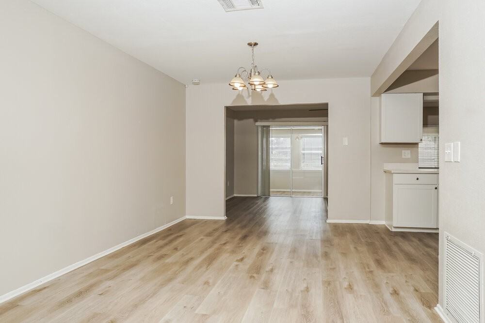 6927 Roslyn Ct - Photo 5 of 16