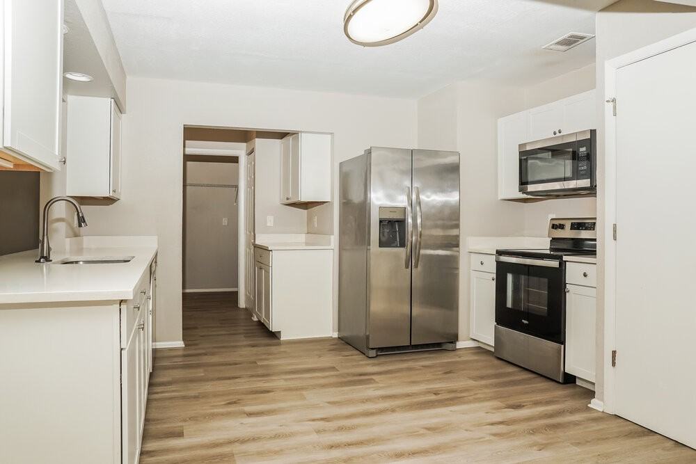 6927 Roslyn Ct - Photo 7 of 16