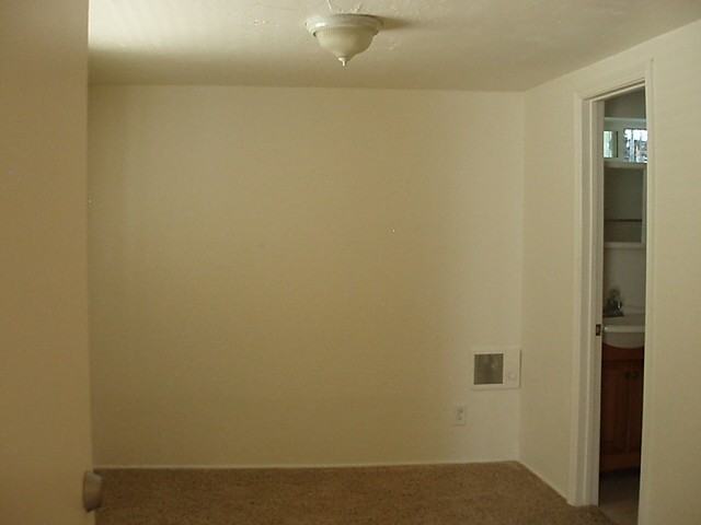 1142 1/2 20th St - Photo 3 of 5