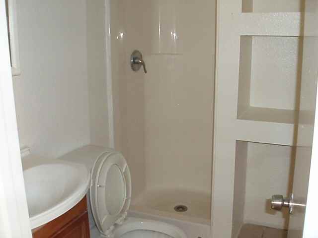 1142 1/2 20th St - Photo 4 of 5