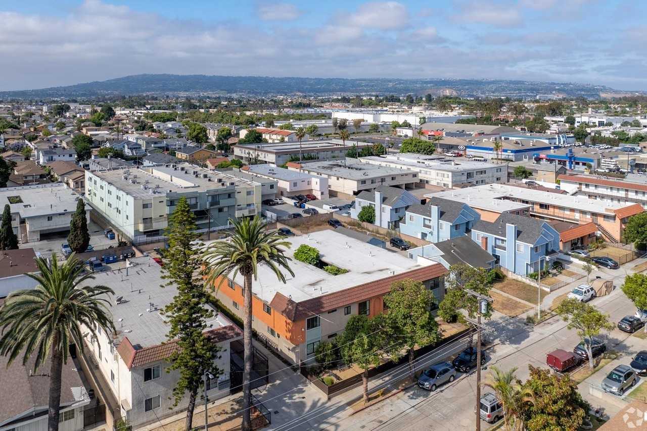 1628 W 218th St - Photo 4 of 18