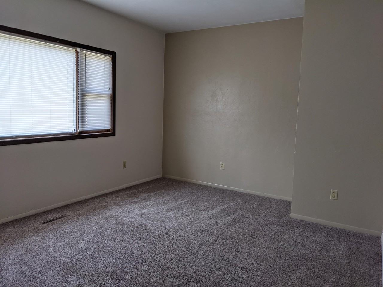 302 1/2 1st St Se #1 - Photo 6 of 8