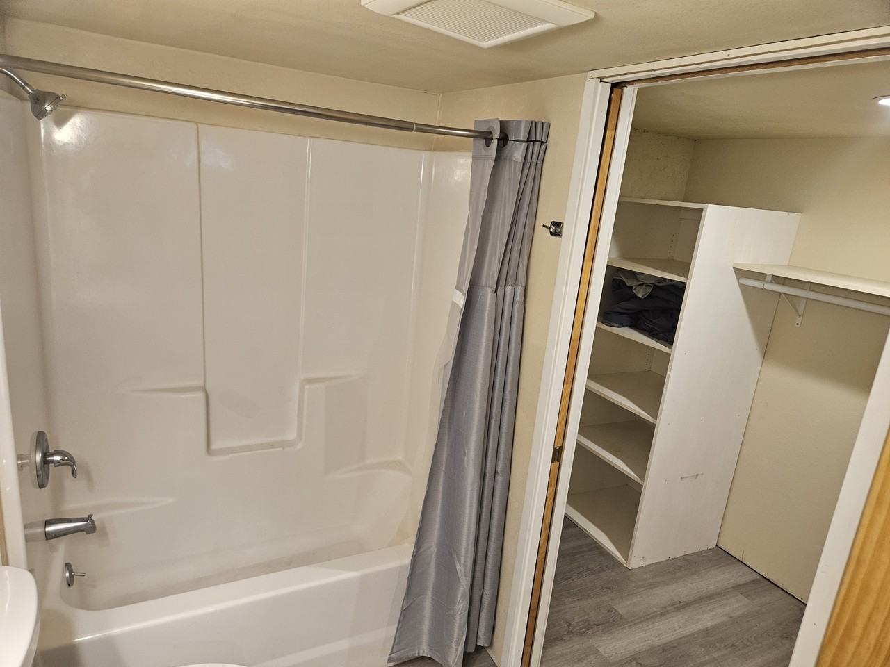 413 Nw 27th St #B100 - Photo 6 of 9