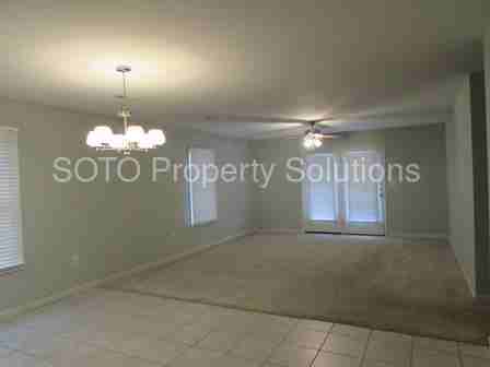 2004 Country Club Pl - Photo 3 of 14