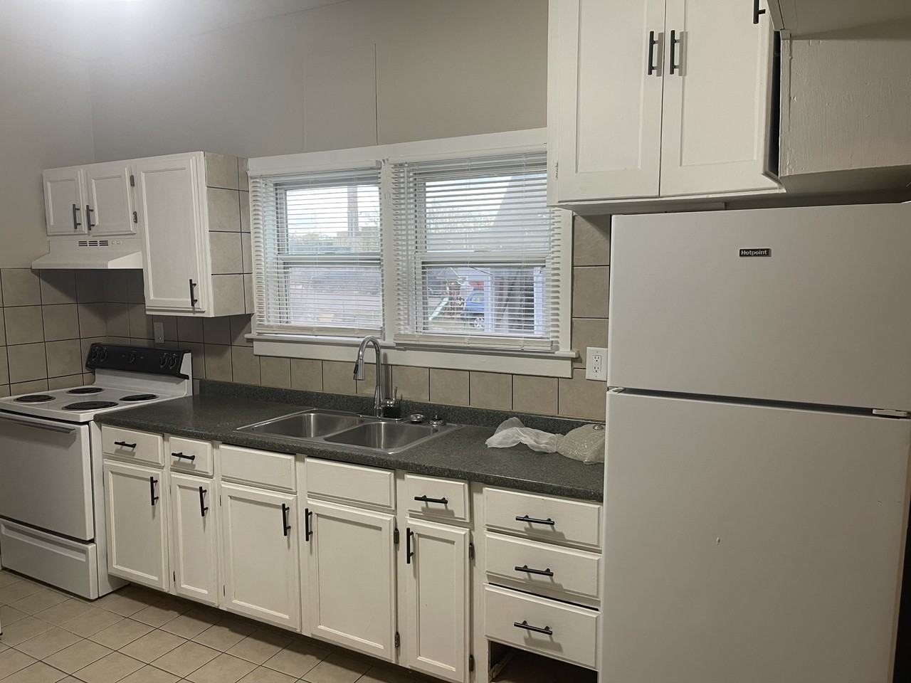 836 N Larch St #2 - Photo 3 of 10