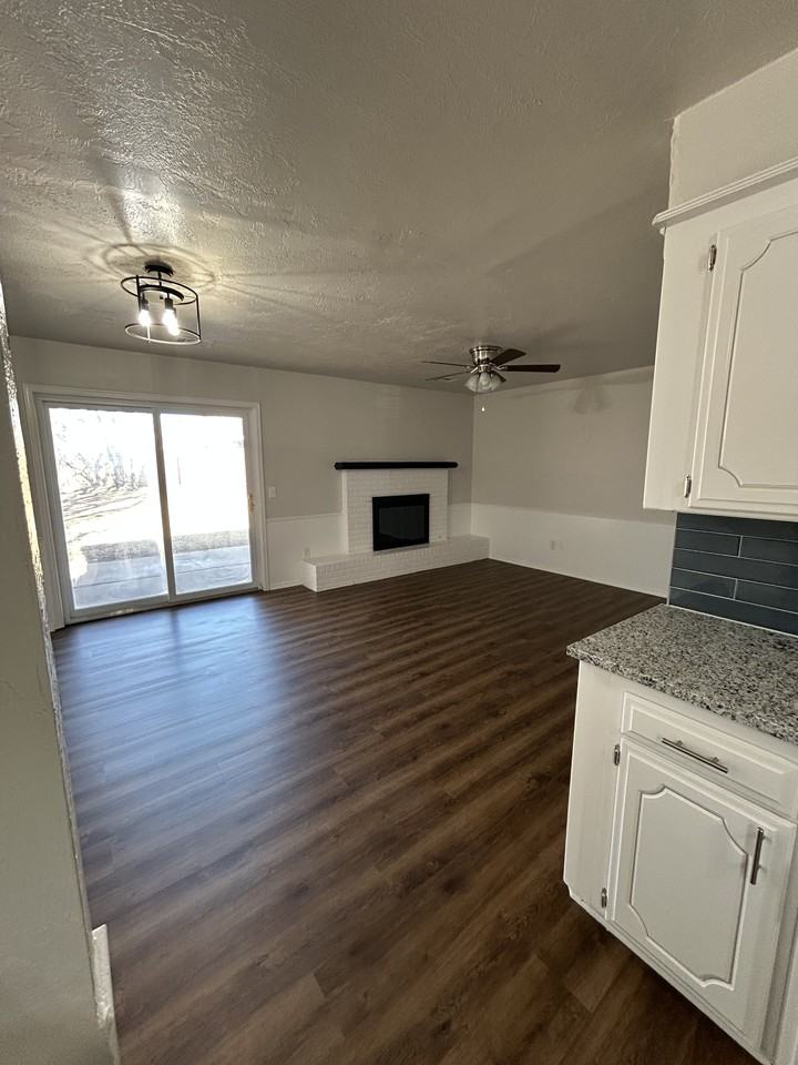 1125 Nw 105th St #1 - Photo 4 of 30