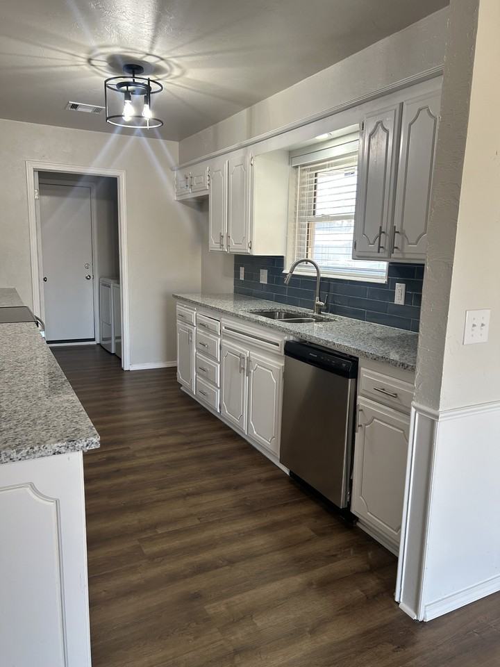 1125 Nw 105th St #1 - Photo 5 of 30