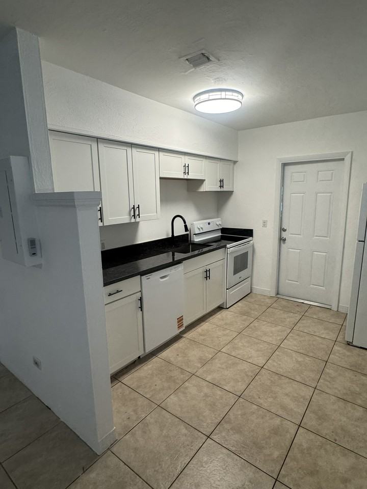 4605 Poinciana St - Photo 3 of 10