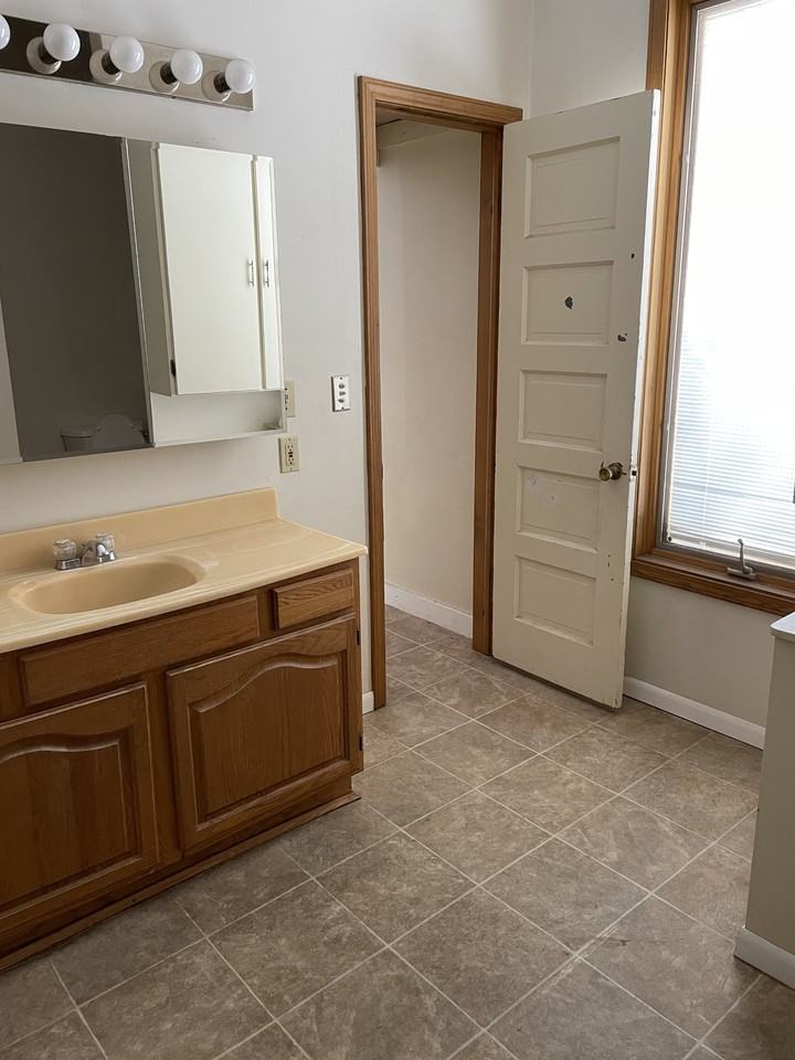 569 W Broadway Ave #1 - Photo 3 of 9