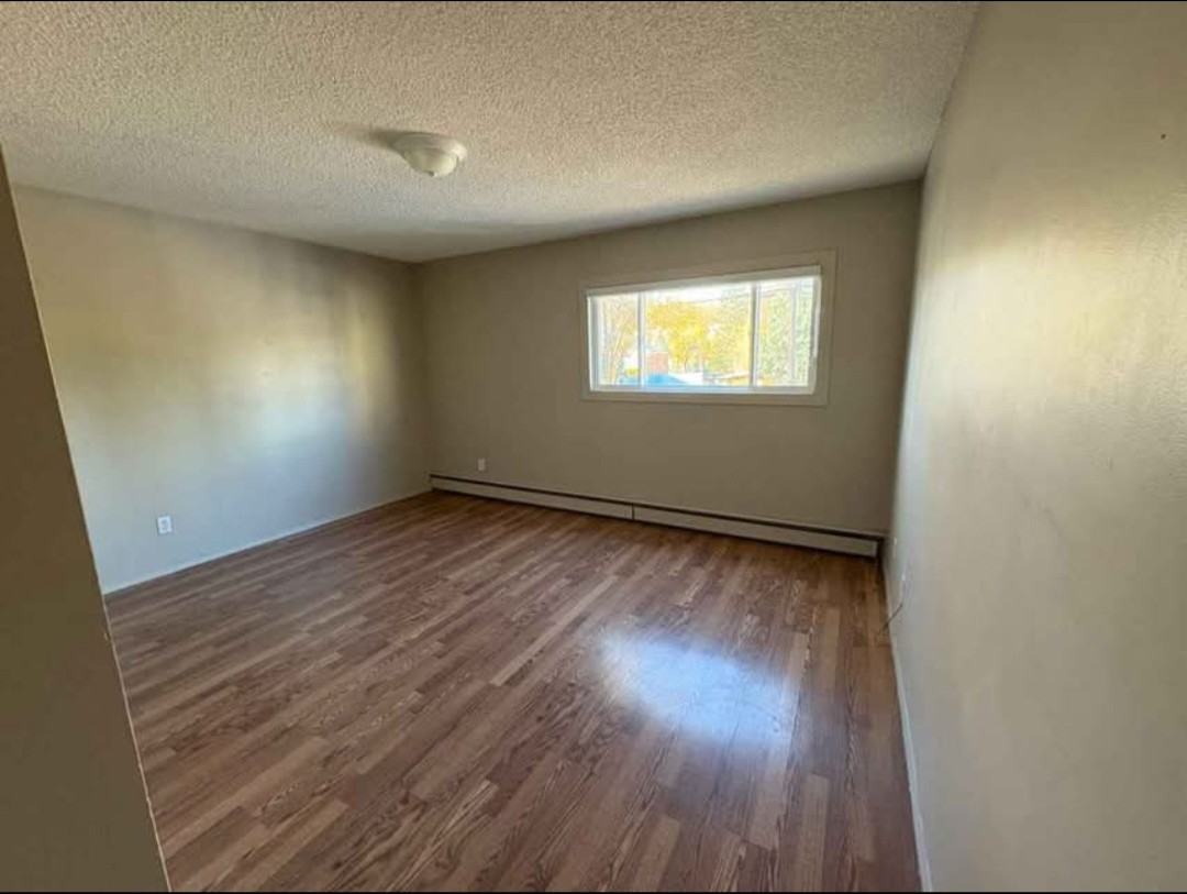 Slate Manor - Photo 3 of 7