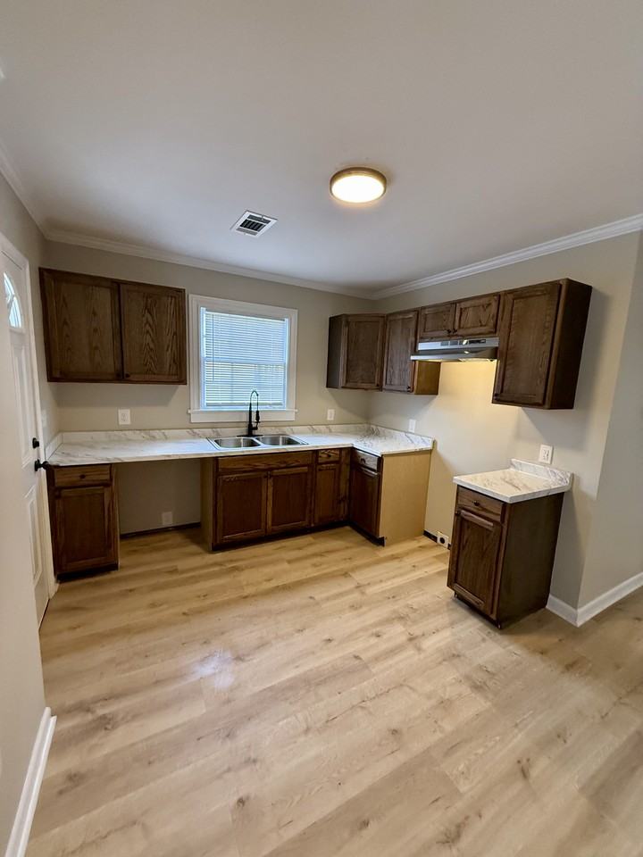 135 King St - Photo 2 of 9