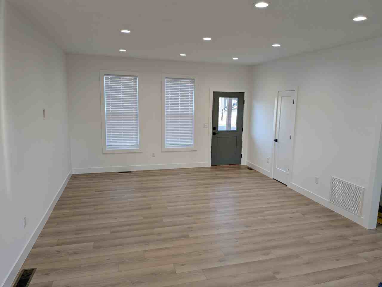 152 Robin Rd - Photo 3 of 9