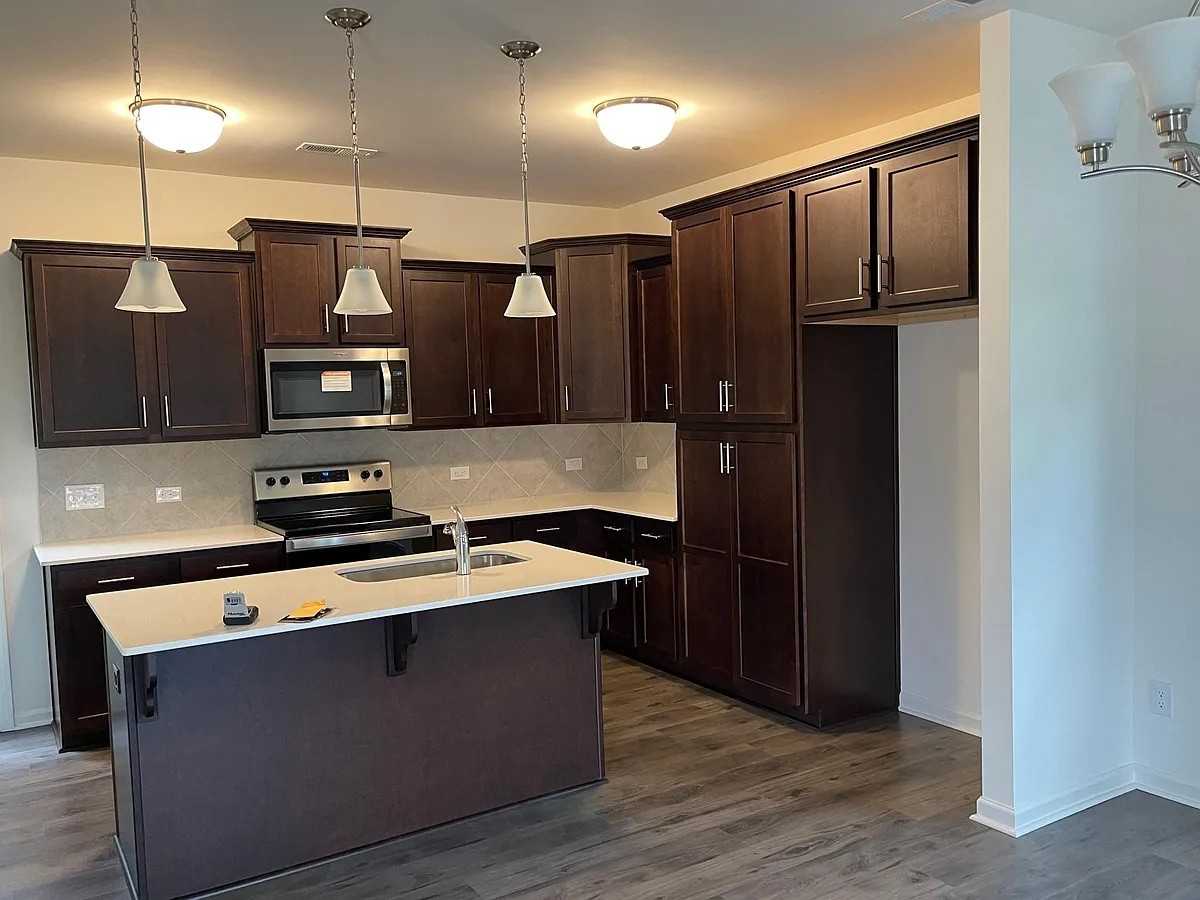 1511 Mariners Ct - Photo 3 of 19