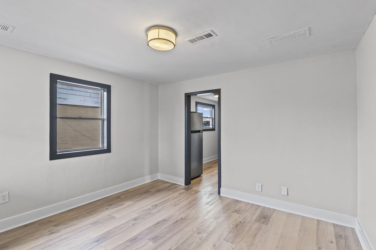 934 Garibaldi St Sw #1 - Photo 5 of 21