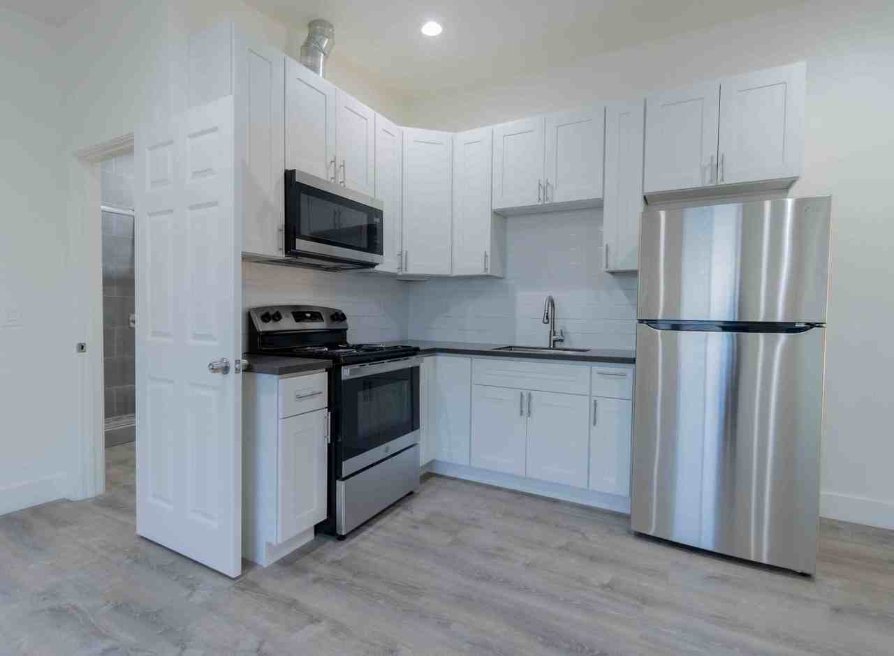 Parkway Plaza Apartments - Photo 5 of 7