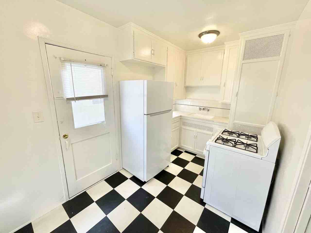 1218 1/2 E 1st St - Photo 5 of 15