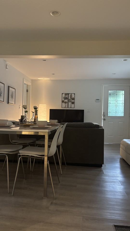 1093 Adderley St - Photo 3 of 15