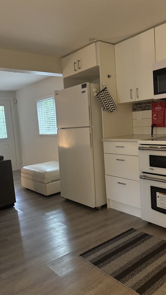 1093 Adderley St - Photo 4 of 15