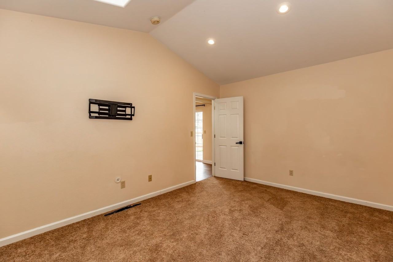 2726 S 12th St - Photo 3 of 33